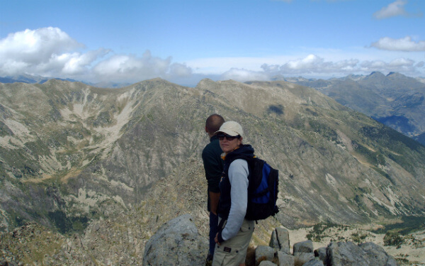 en la cima de una montaña